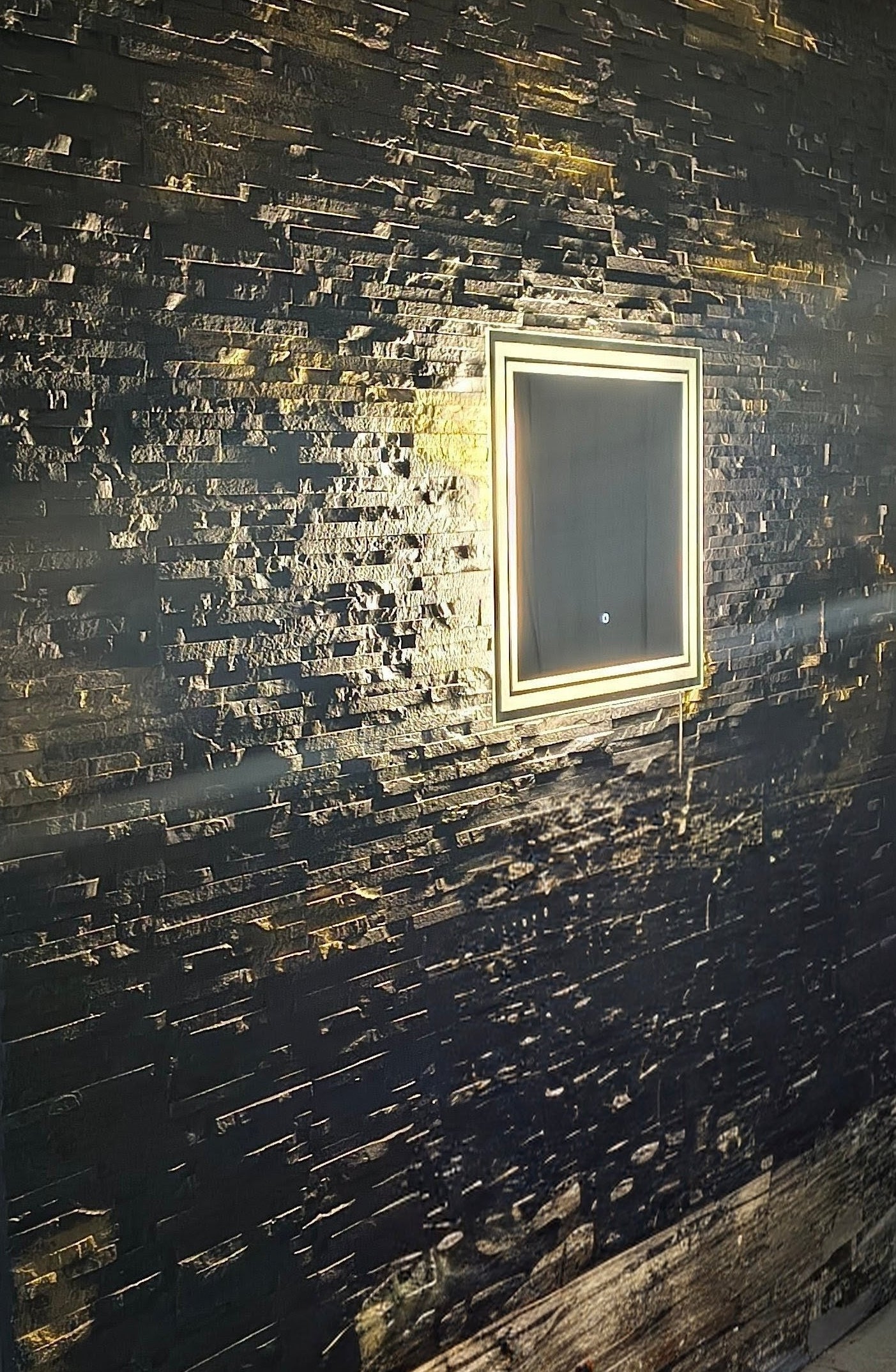  LED Mirror Capricornus - close-up of premium quality craftsmanship, 4mm glass with IP65 moisture protection
