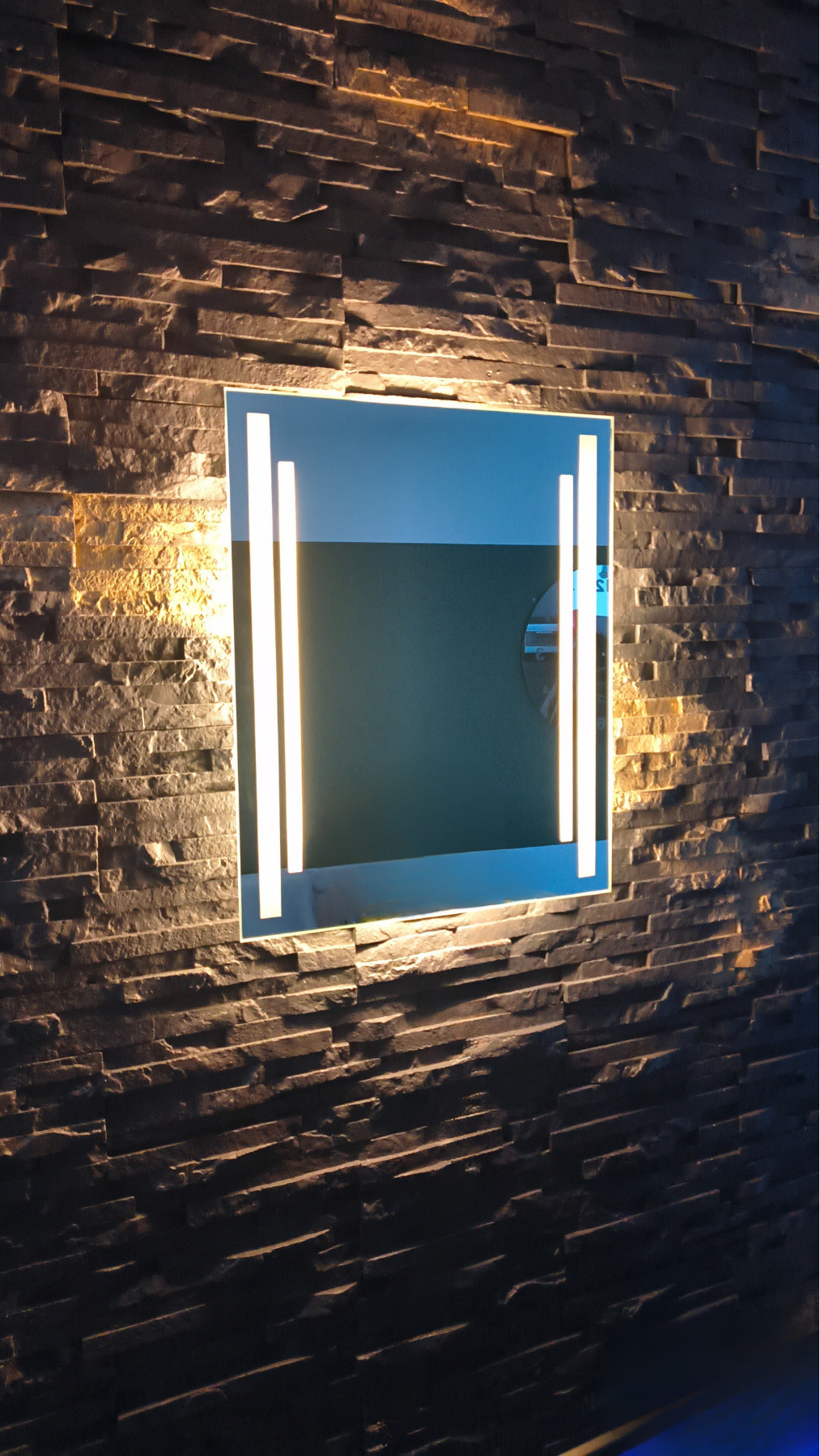 LED Mirror Susanna – side profile showing slim frame and LED backlight